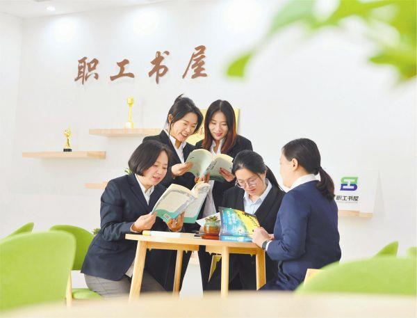 4月22日，中铁上海局四公司机关组织开展女职工读书交流活动。大家畅所欲言，互相分享了自己喜欢的书籍以及感悟心得。胡育松