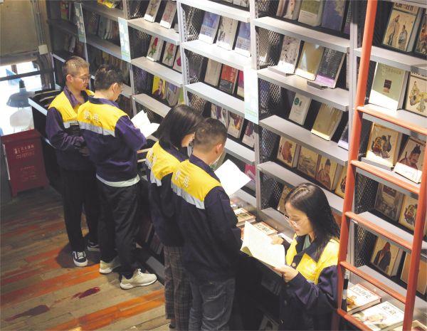 4月18日，中铁电气化局京沪高铁蚌埠维管段团委组织段部在岗团员青年到图书馆开展“学习二十大 提精神素养”主题读书活动。贾瑜天 常江