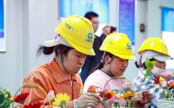 4月26日，中铁建工滨州市全民健康文化中心项目部举办插花活动，为一线建筑女工代表送上一份敬意。傅春晓2_副本